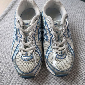 뉴발란스 키즈 운동화 740 190사이즈 팝니다