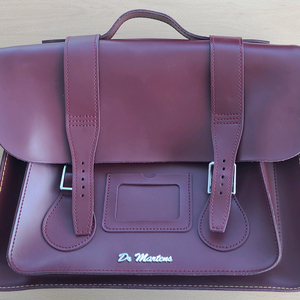 닥터마틴 사첼백 15인치 버건디 가방
