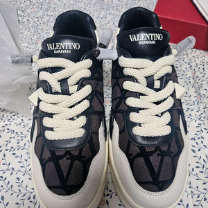 정품 발렌티노 원 스터드xl 로우탑 스니커즈42(새상품)