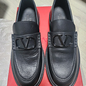 정품 발렌티노 가라바니 v로고 로퍼41(새상품)