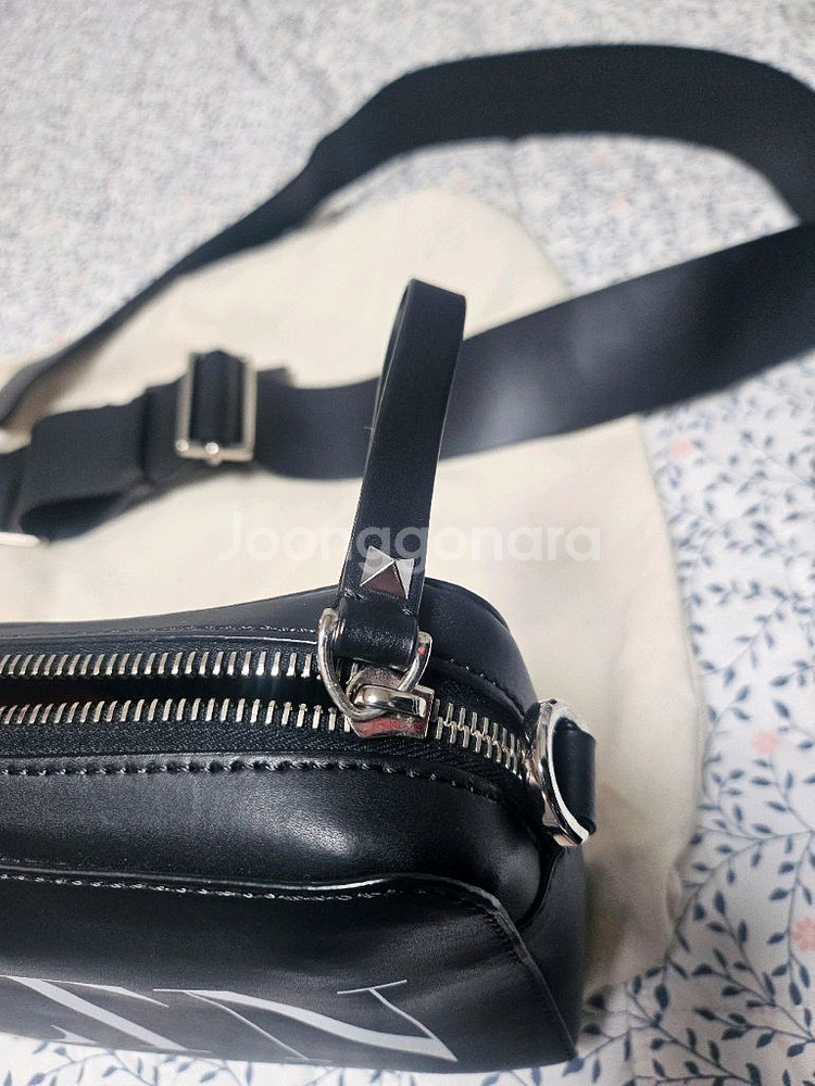 정품 발렌티노 VLTN로고 크로스백--2