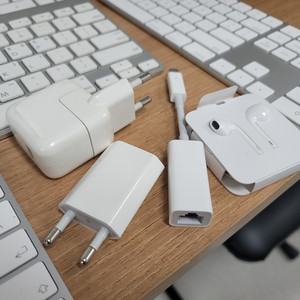매직 키보드, 매직 마우스, USB 이더넷, 벨긴 c타입 허브 F4U092 젠더 썬더볼트 케이블 등 여러가지