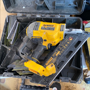 디월트 타정기 타카 네일러 DCN692