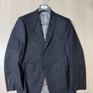 톰브라운 클래식 수트 셋업 차콜