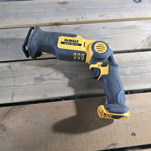 디월트 DCS310N 무선 컷쏘