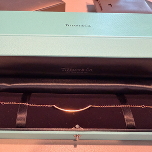 티파니 T 스마일 스몰 로즈골드 팔찌 팝니다