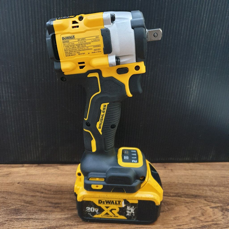 디월트 충전 임팩 렌치 DCF922 새제품배터리포함--2