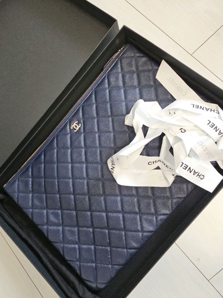 샤넬 캐비어 클러치백 네이비 금장 라지 풀세트--0