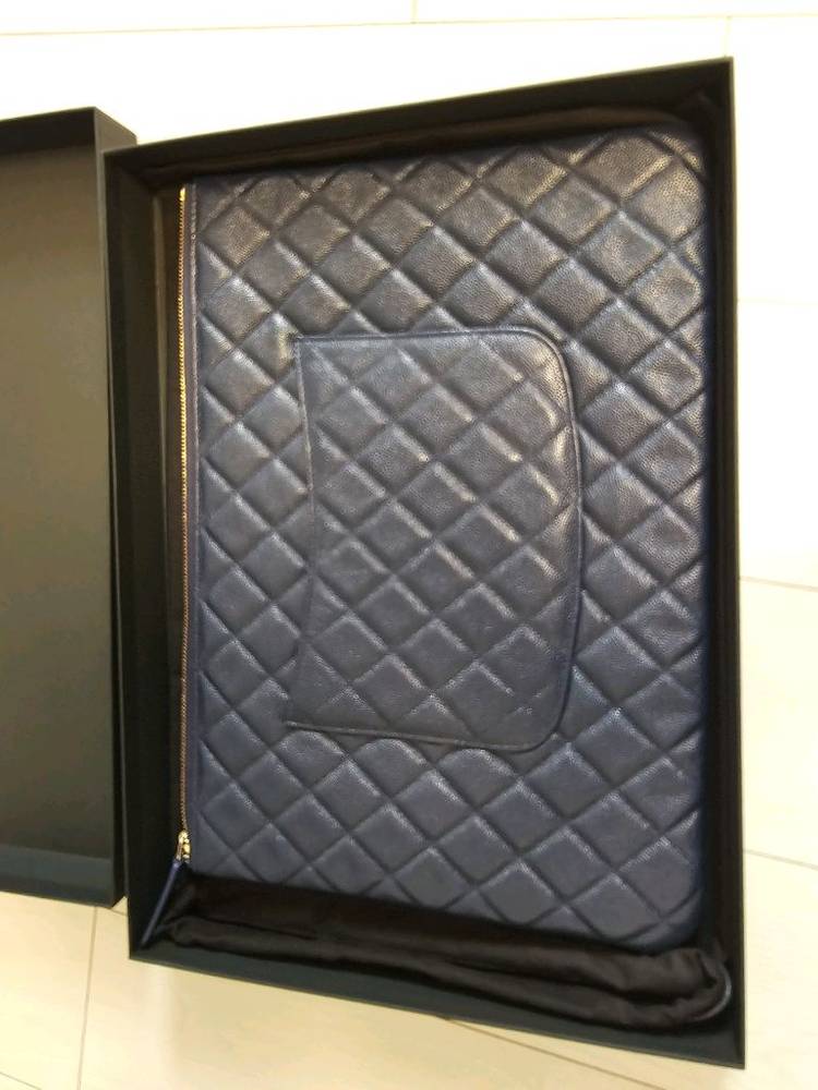 샤넬 캐비어 클러치백 네이비 금장 라지 풀세트--1