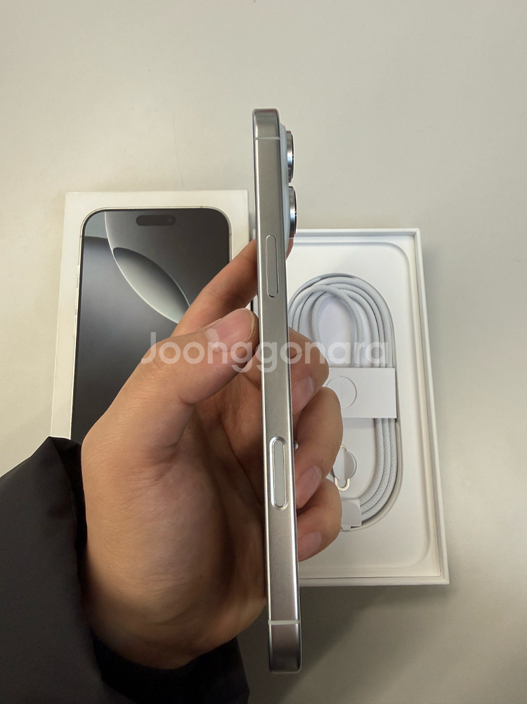 아이폰16 프로맥스 1테라 화이트 ((에케플) 에플케어플러스 포함) 신품급 자급제 판매합니다.--5