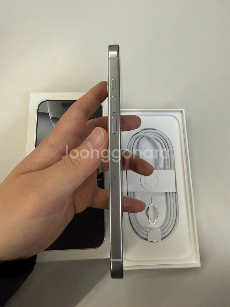 아이폰16 프로맥스 1테라 화이트 ((에케플) 에플케어플러스 포함) 신품급 자급제 판매합니다.--6