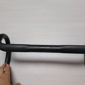 [컨디션상급] 스페셜라이즈드 에스웍스(swork) 최상급 쉘로우 밴드 카본 핸들바 42mm 팝니다. (택포 10만)