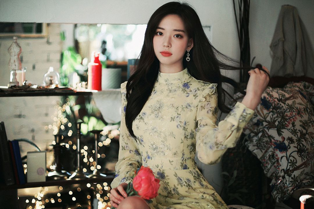 밀크코코아 원피스 옐로우 노랑 블루꽃 쉬폰 레이스 반하이넥 아이유 이미지