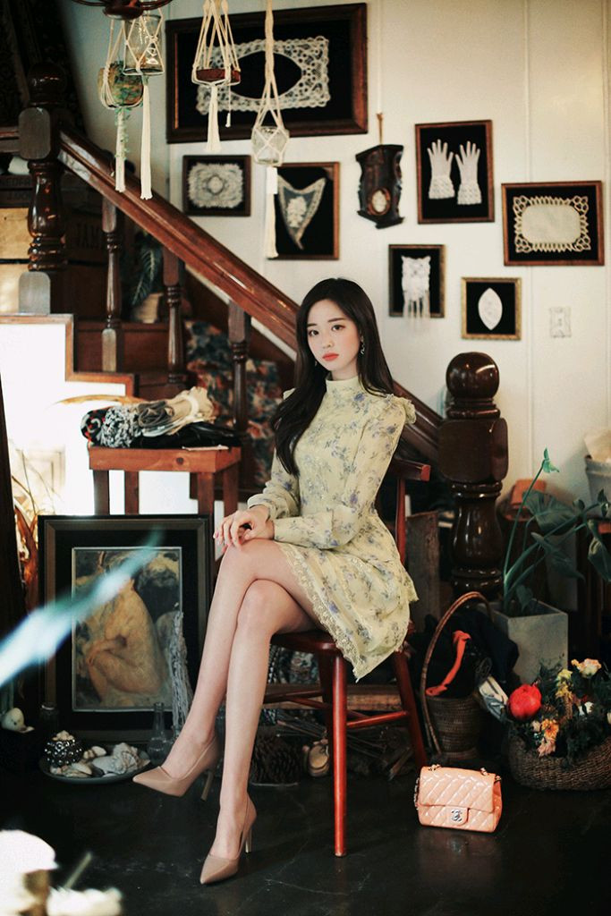 밀크코코아 원피스 옐로우 노랑 블루꽃 쉬폰 레이스 반하이넥 아이유 이미지