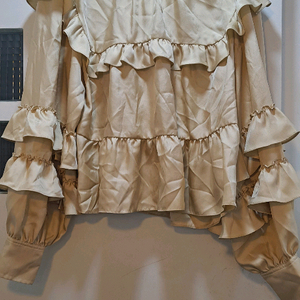 럭키슈에뜨 플리츠 블라우스