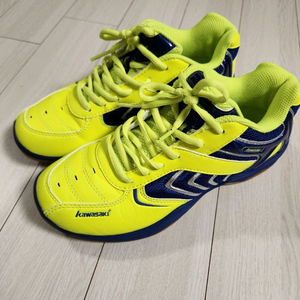 가와사키 배드민턴화 사이즈240여러 중고사이트에도 같이 판매하고 있어서 삭제되면 팔린거에요~오염 하자 없이 깨끗해요