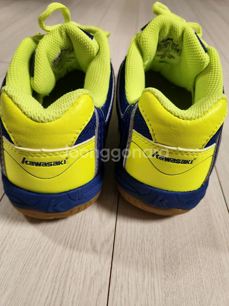 가와사키 배드민턴화 사이즈240여러 중고사이트에도 같이 판매하고 있어서 삭제되면 팔린거에요~오염 하자 없이 깨끗해요--2