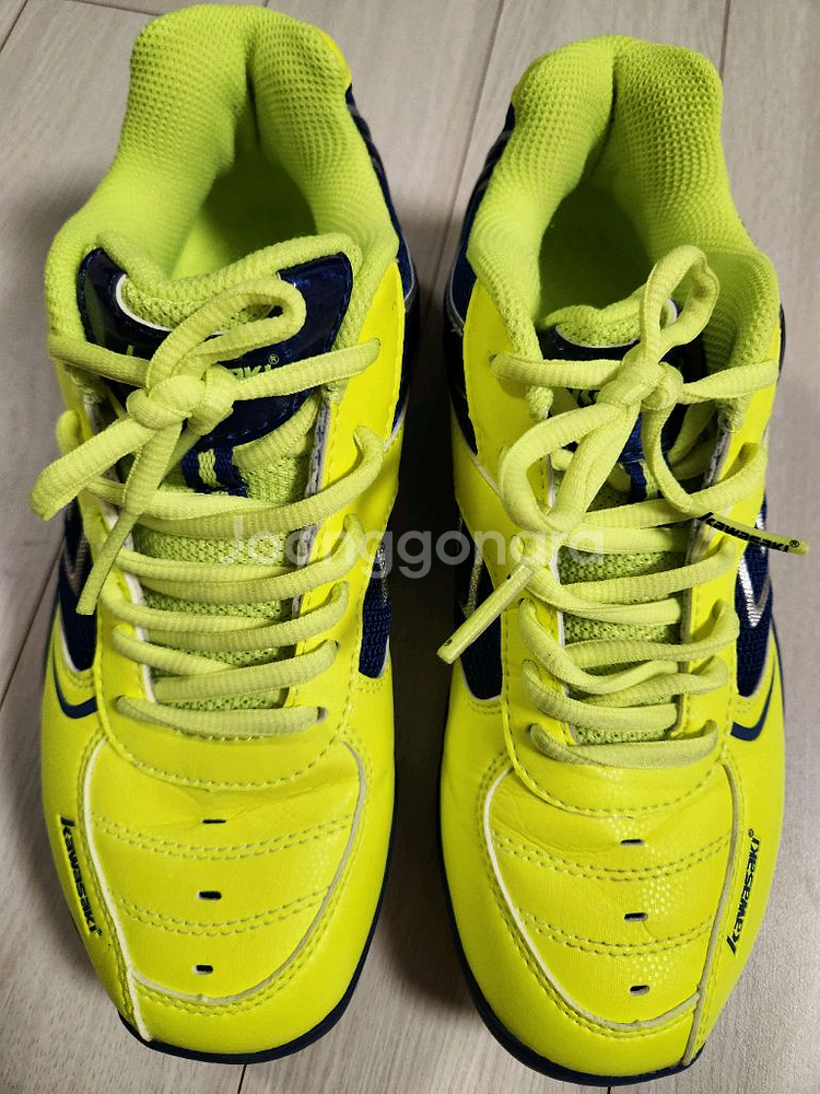 가와사키 배드민턴화 사이즈240여러 중고사이트에도 같이 판매하고 있어서 삭제되면 팔린거에요~오염 하자 없이 깨끗해요--3