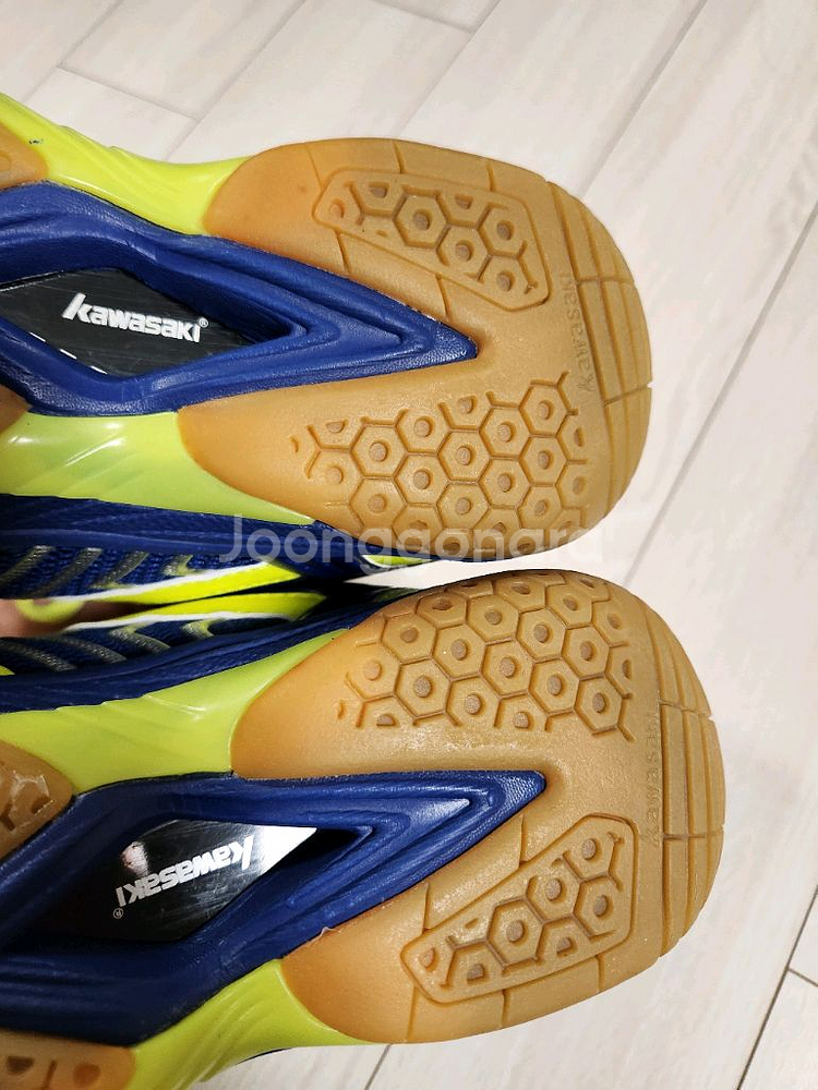 가와사키 배드민턴화 사이즈240여러 중고사이트에도 같이 판매하고 있어서 삭제되면 팔린거에요~오염 하자 없이 깨끗해요--6