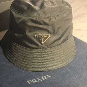 프라다 리나일론 버킷햇 M사이즈입니다 (정품)