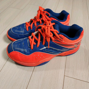 빅터 배드민턴화 사이즈230여러 중고사이트에도 같이 판매하고 있어서 삭제되면 팔린거에요~오염 하자 없이 깨끗해요^^