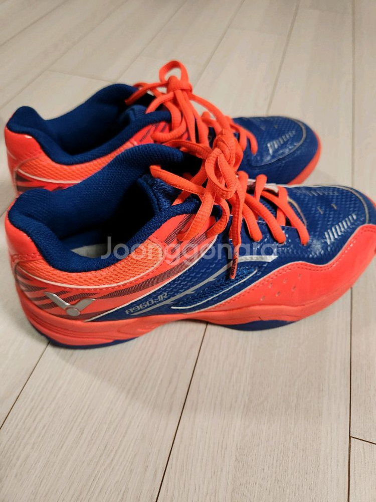 빅터 배드민턴화 사이즈230여러 중고사이트에도 같이 판매하고 있어서 삭제되면 팔린거에요~오염 하자 없이 깨끗해요^^--1