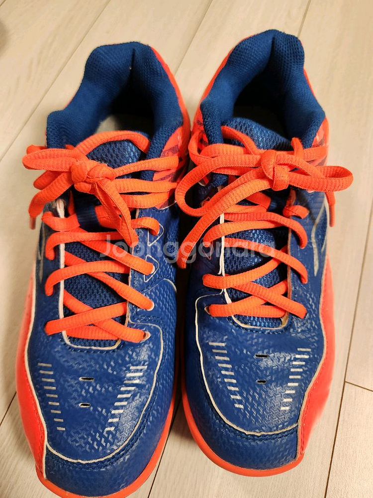 빅터 배드민턴화 사이즈230여러 중고사이트에도 같이 판매하고 있어서 삭제되면 팔린거에요~오염 하자 없이 깨끗해요^^--2