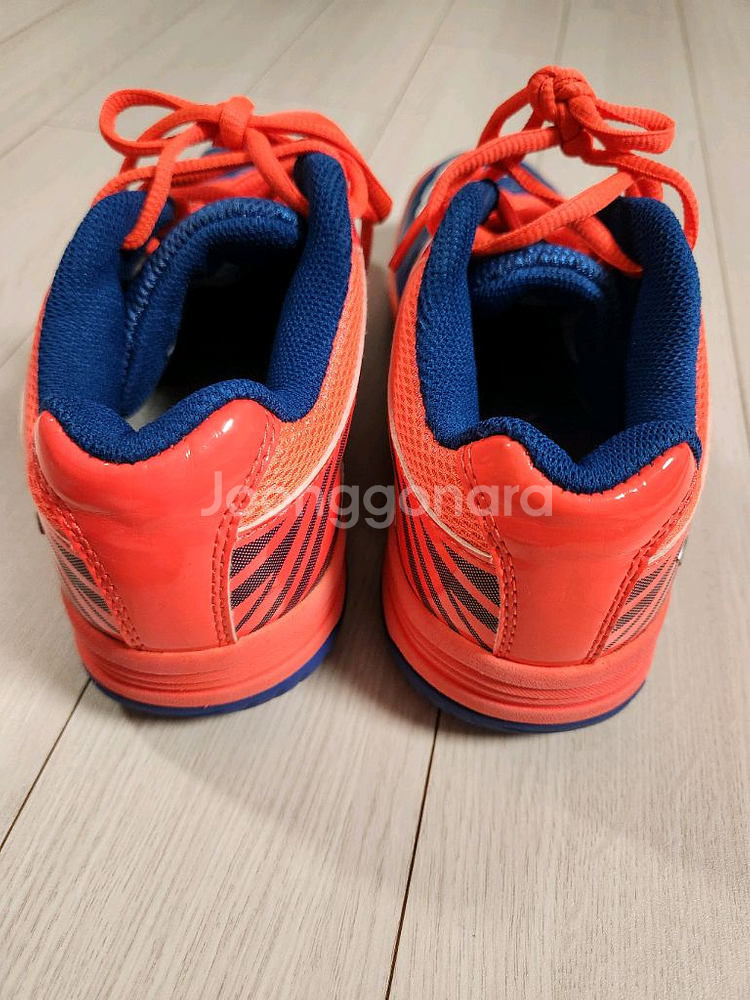 빅터 배드민턴화 사이즈230여러 중고사이트에도 같이 판매하고 있어서 삭제되면 팔린거에요~오염 하자 없이 깨끗해요^^--3