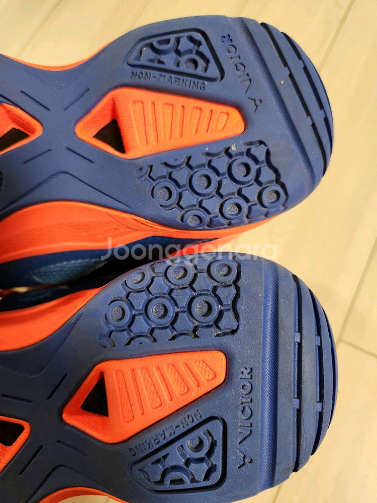 빅터 배드민턴화 사이즈230여러 중고사이트에도 같이 판매하고 있어서 삭제되면 팔린거에요~오염 하자 없이 깨끗해요^^--7