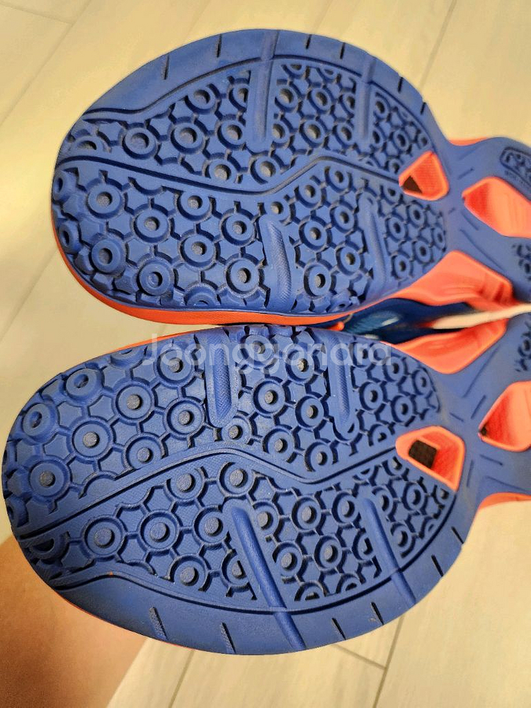 빅터 배드민턴화 사이즈230여러 중고사이트에도 같이 판매하고 있어서 삭제되면 팔린거에요~오염 하자 없이 깨끗해요^^--8