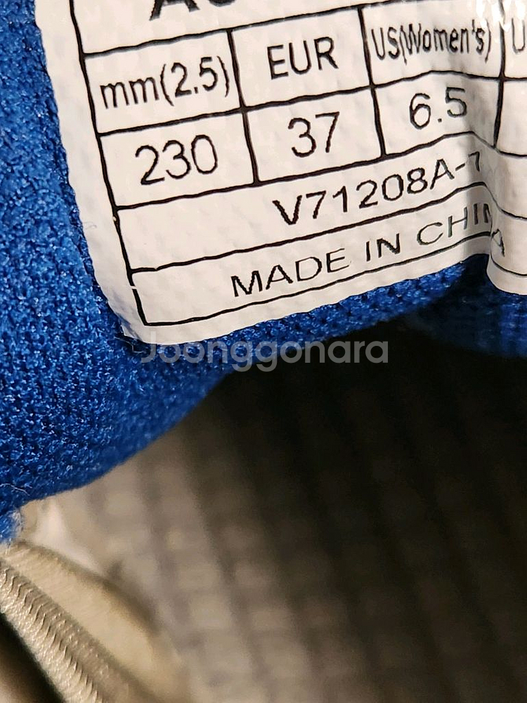 빅터 배드민턴화 사이즈230여러 중고사이트에도 같이 판매하고 있어서 삭제되면 팔린거에요~오염 하자 없이 깨끗해요^^--9