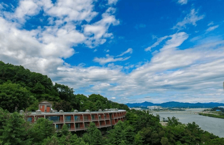 워커힐 더글라스 하우스 디럭스 더블룸 (마운틴뷰) /12월 31일 (수요일) ~1일(목요일) 이미지