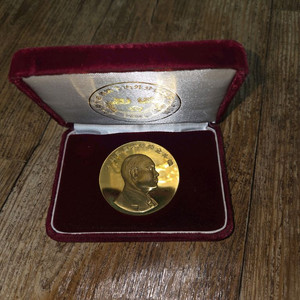 전두환 전 대통령 일본 방문 기념 금도금 황동 메달 이미지