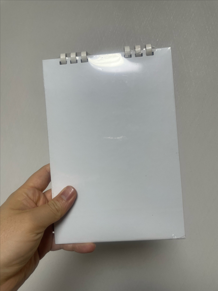 2025년 아이유 제이에스티나 탁상달력 양도합니다--1