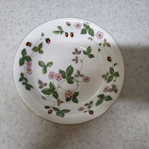 웨지우드 와일드 스트로베리 시리얼볼 영국산 판매합니다