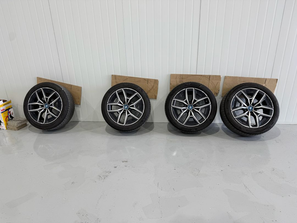 (급매)BMW G60 5시리즈 19인치 순정 휠타이어 세트 TPMS 포함. (7,000 Km 출고, 무기스, 무흡집--0