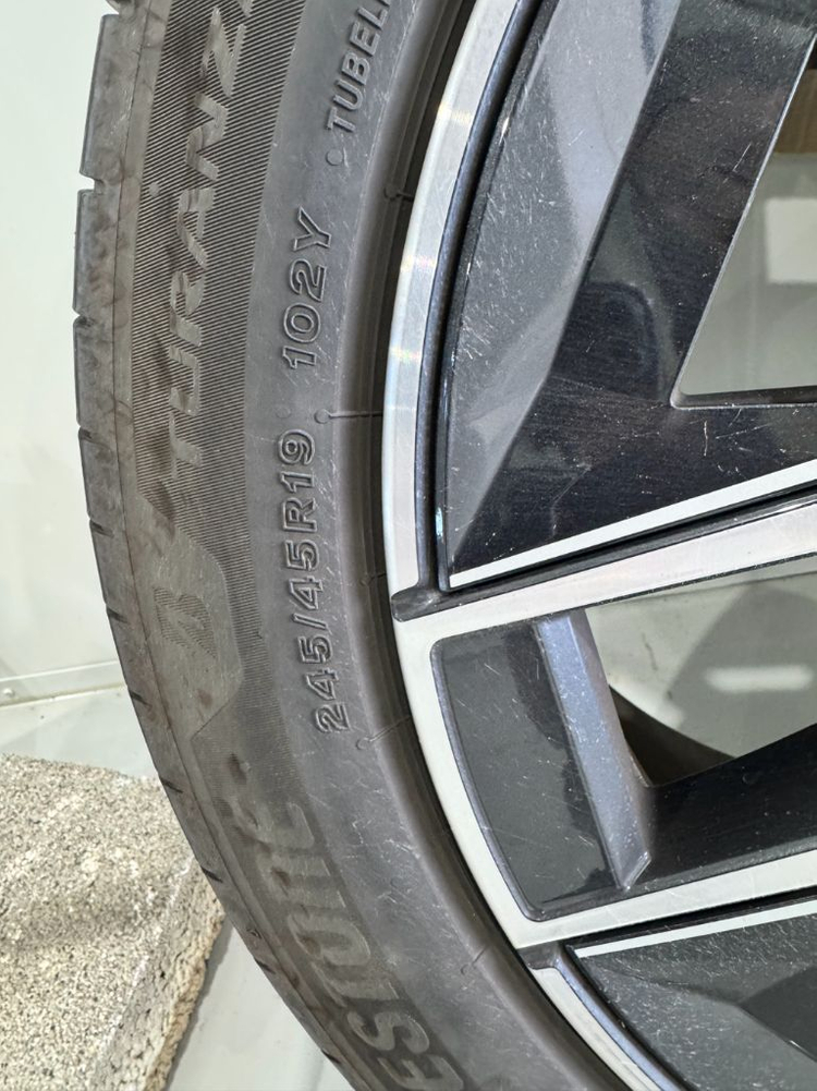 (급매)BMW G60 5시리즈 19인치 순정 휠타이어 세트 TPMS 포함. (7,000 Km 출고, 무기스, 무흡집--2