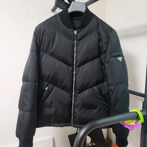 23FW 프라다 리나일론 구스다운 패딩 50