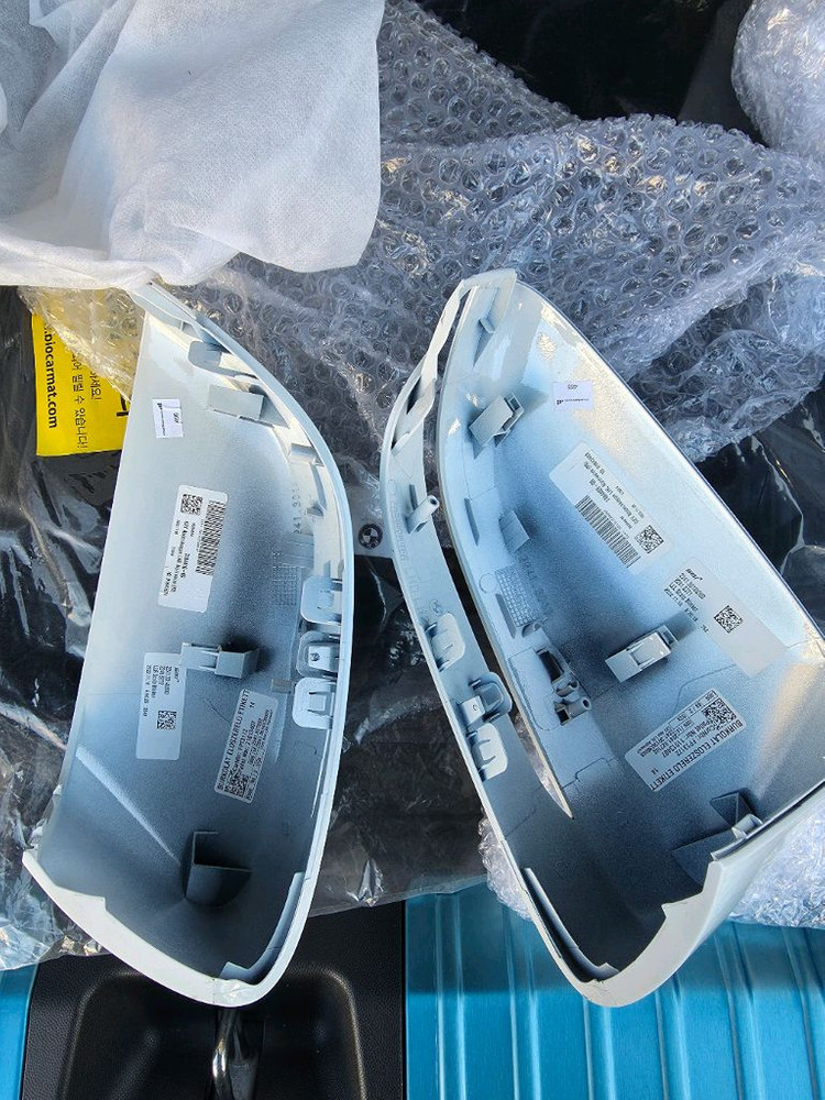 bmw i4 23년식 순정 사이드미러커버--1