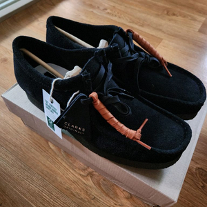 클락스 왈라비 검정 uk8 팝니다.