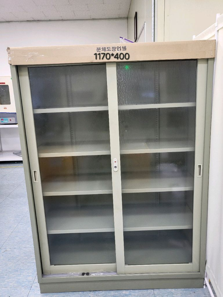 파티션 책상 의자 원탁 철제캐비넷 철재옷장 서랍 회의용테이블 수납장 책장 탁자 철재유리진열장 이미지