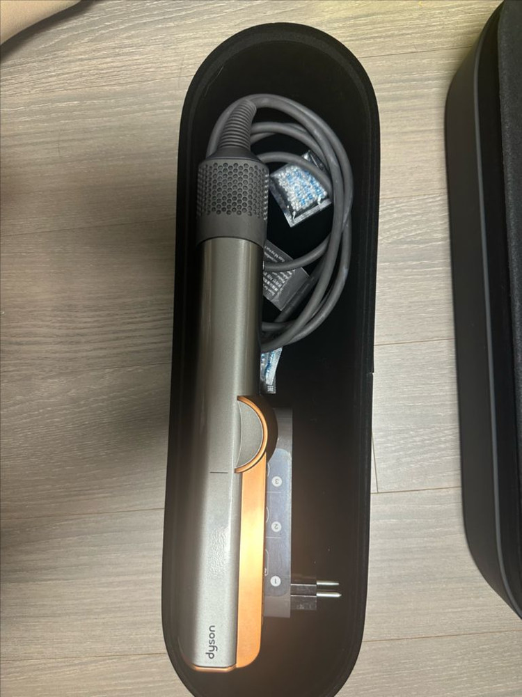 다이슨 에어스트레이트너 이미지
