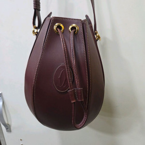 까르띠에 버킷 크로스 숄더백