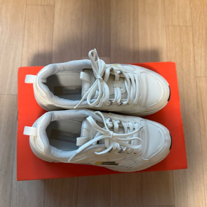 내셔널지오그래픽 여성 운동화 판매합니다