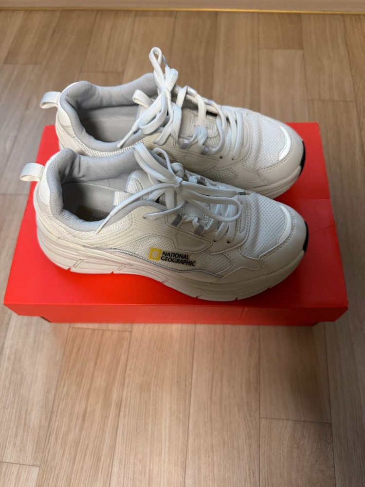 내셔널지오그래픽 여성 운동화 판매합니다--1