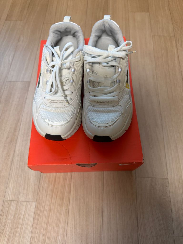 내셔널지오그래픽 여성 운동화 판매합니다--2