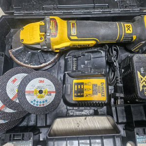 디월트 18V 충전 5인치 앵글 그라인더 세트