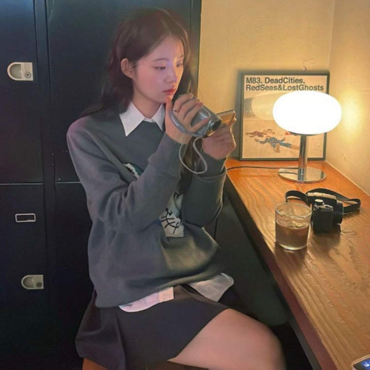 [L] 메종키츠네 바이브런트 폭스헤드 니트(배우 신시아 착용) 이미지