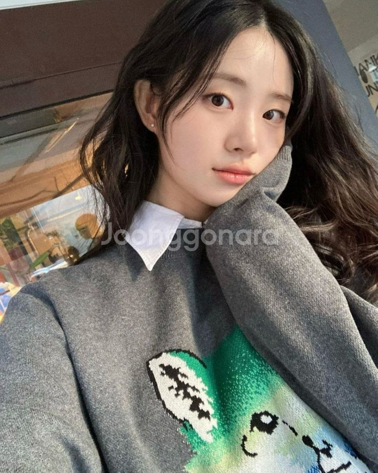 [L] 메종키츠네 바이브런트 폭스헤드 니트(배우 신시아 착용)--3