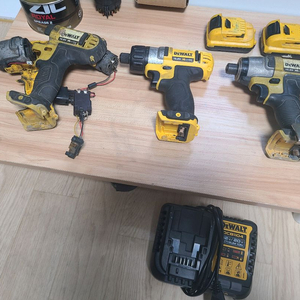 디월트 무선 임팩 드릴 세트